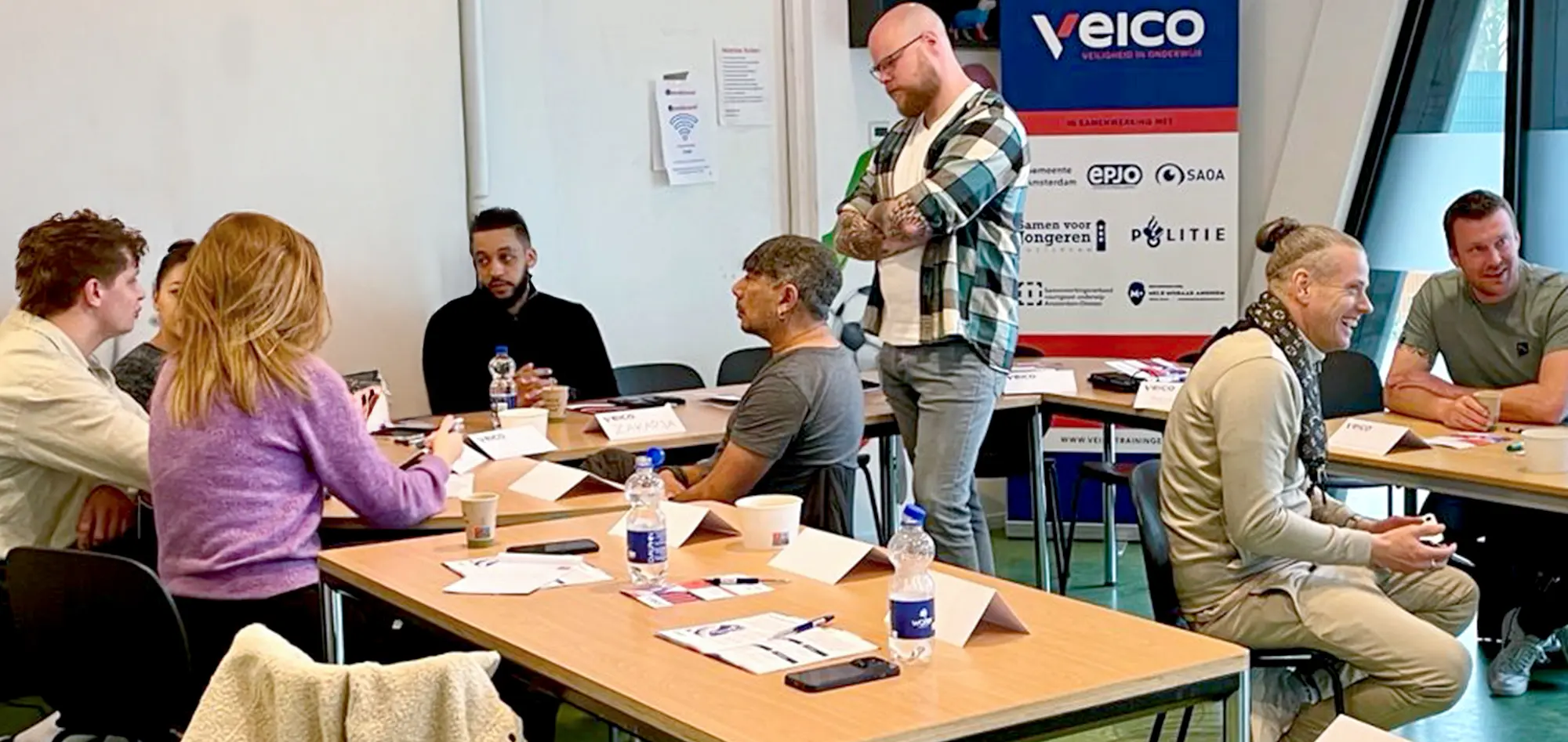 Politieagent overlegd met gemeente en school - Veico - Schoolveiligheid voortgezet onderwijs en schoolveiligheid primair onderwijs