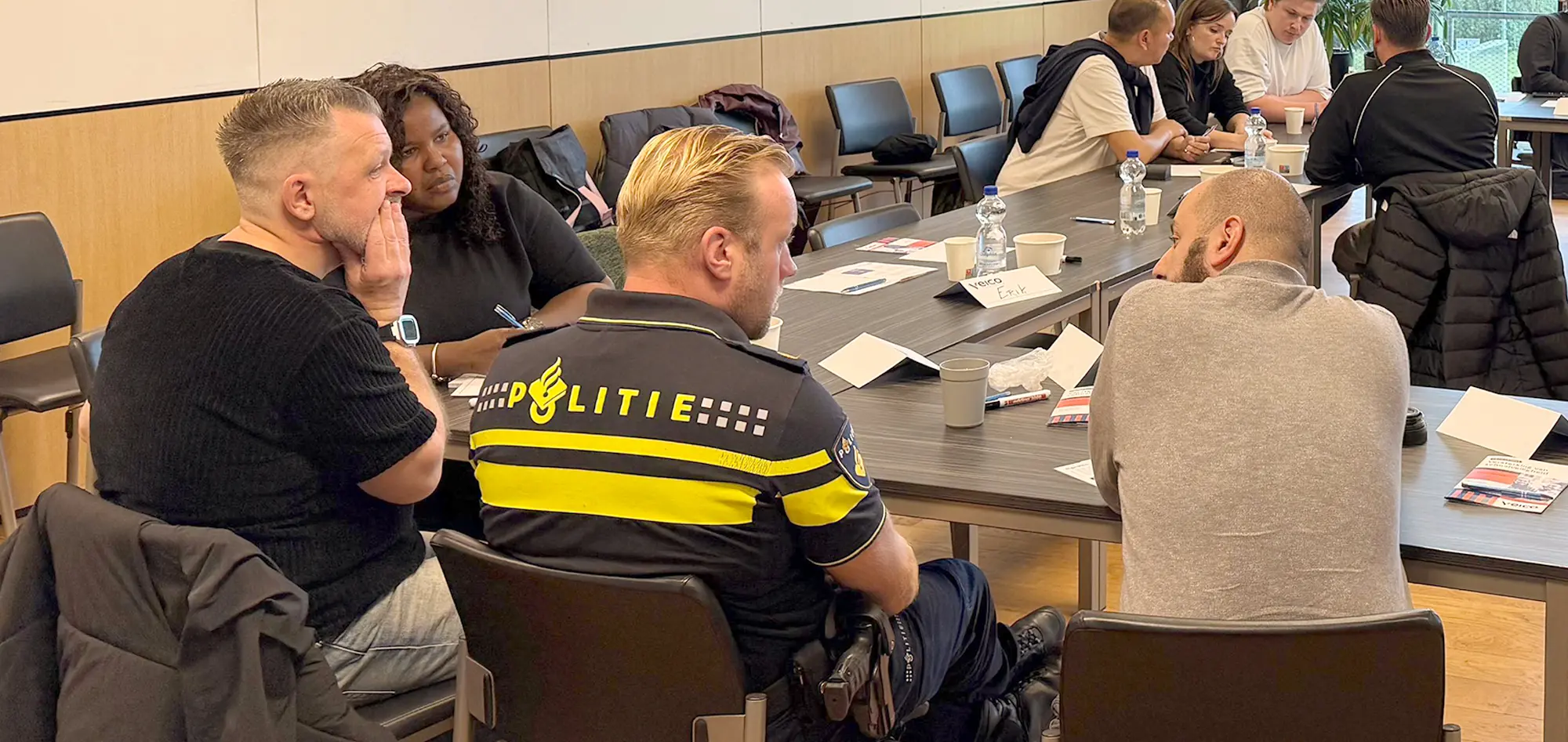 Politieagent overlegd met gemeente en school - Veico - Schoolveiligheid voortgezet onderwijs en schoolveiligheid primair onderwijs