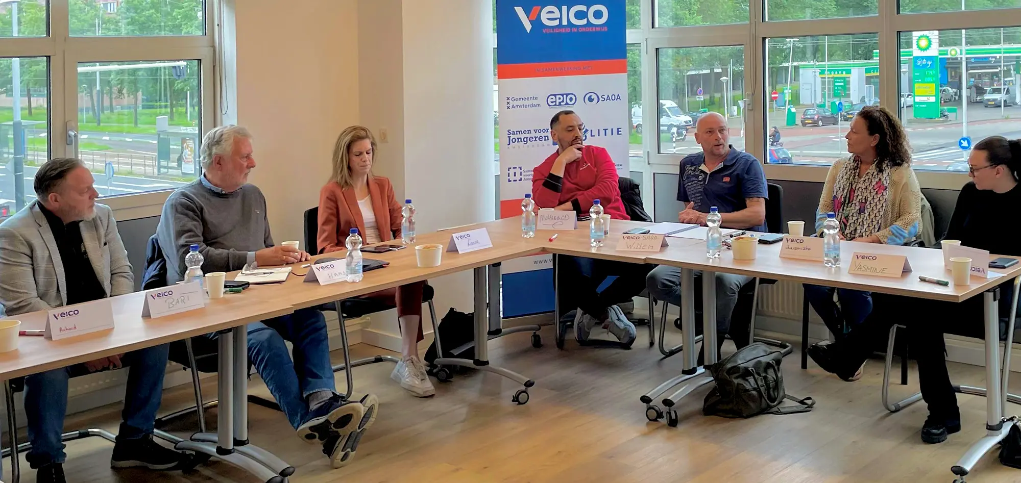 Politieagent overlegd met gemeente en school - Veico - Schoolveiligheid voortgezet onderwijs en schoolveiligheid primair onderwijs