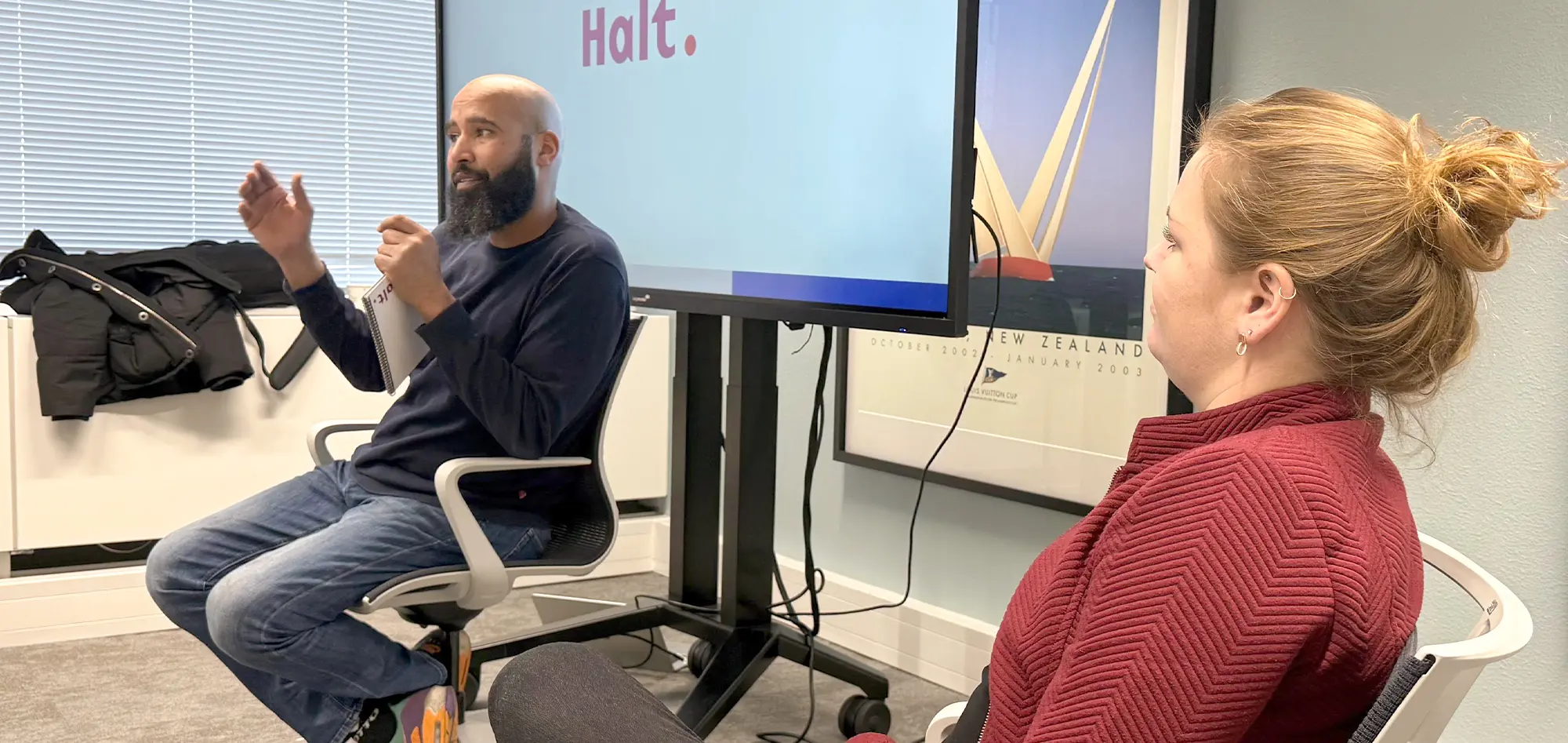 Politieagent overlegd met gemeente en school - Veico - Schoolveiligheid voortgezet onderwijs en schoolveiligheid primair onderwijs