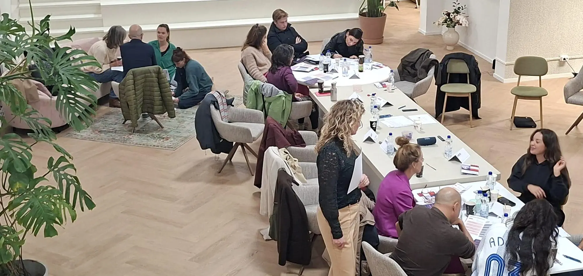 Politieagent overlegd met gemeente en school - Veico - Schoolveiligheid voortgezet onderwijs en schoolveiligheid primair onderwijs