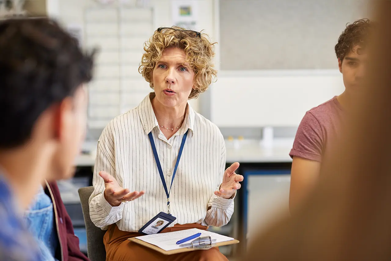 Politieagent overlegd met gemeente en school - Veico - Schoolveiligheid voortgezet onderwijs en schoolveiligheid primair onderwijs