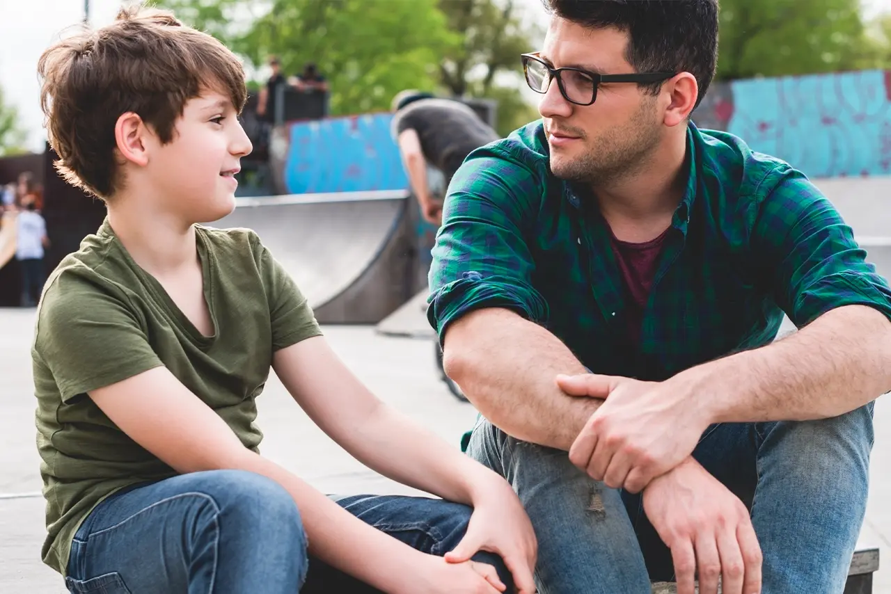 Politieagent overlegd met gemeente en school - Veico - Schoolveiligheid voortgezet onderwijs en schoolveiligheid primair onderwijs