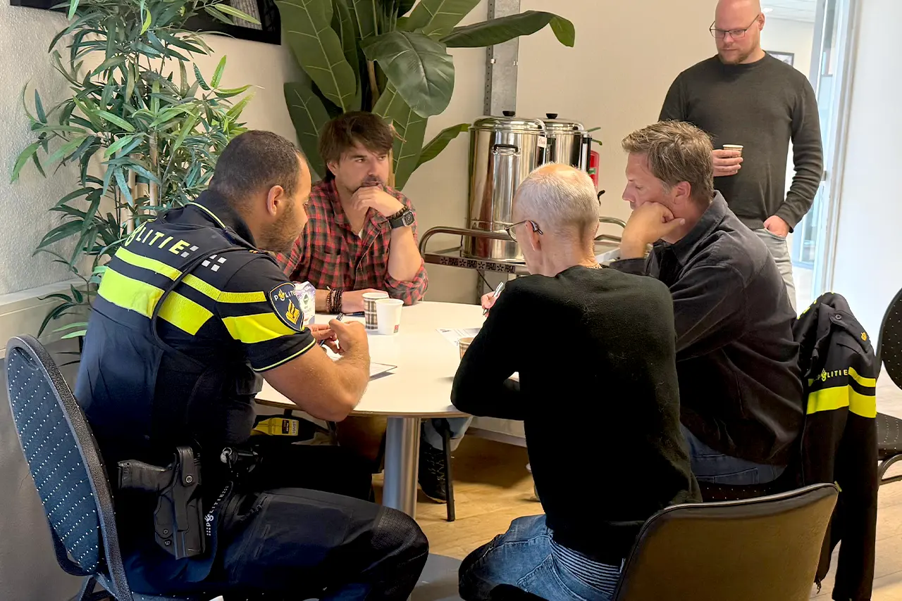 Politieagent overlegd met gemeente en school - Veico - Schoolveiligheid voortgezet onderwijs en schoolveiligheid primair onderwijs