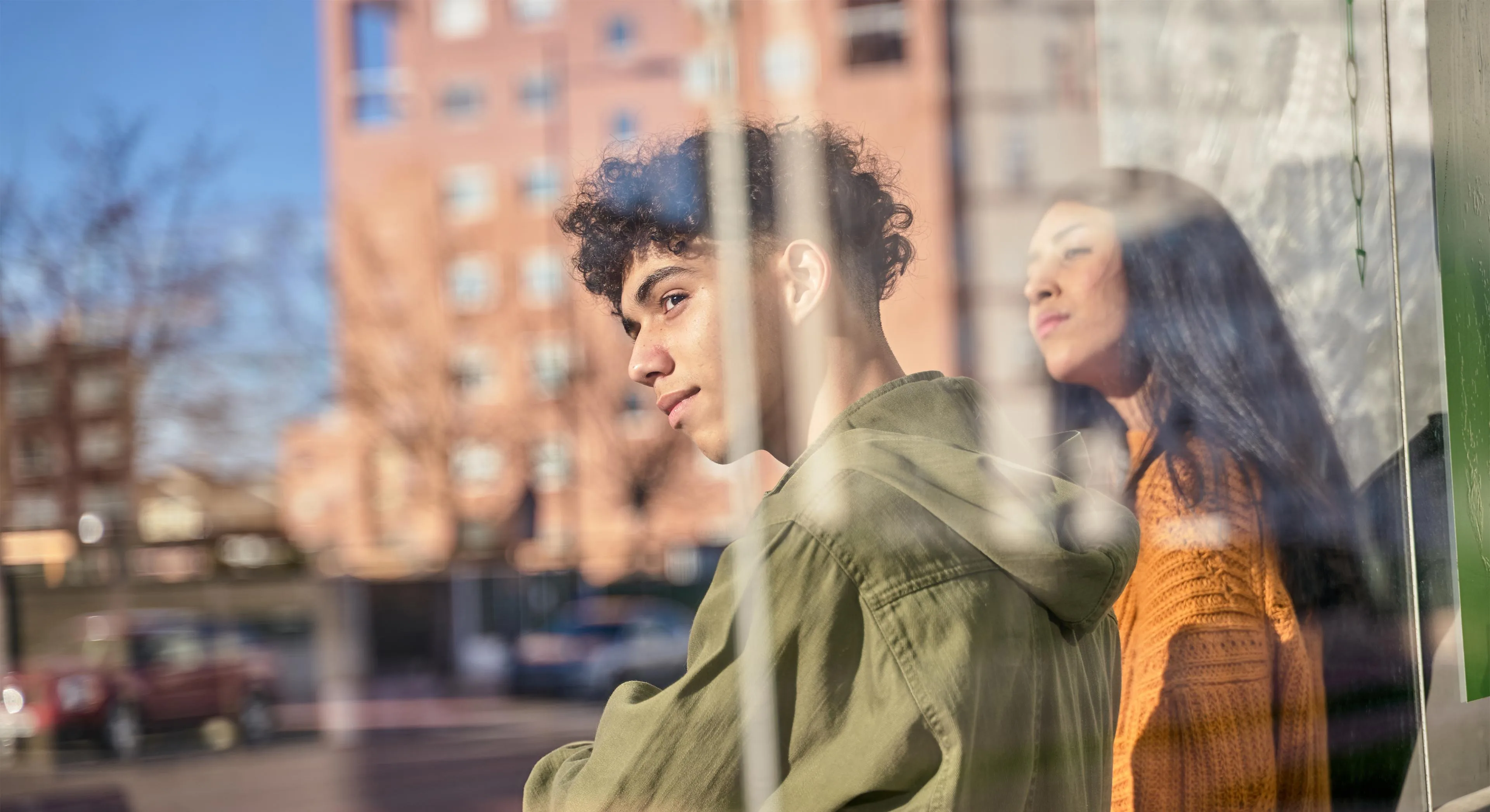 Tieners wachten op bus in bushokje - Veico - Schoolveiligheid voortgezet onderwijs en schoolveiligheid primair onderwijs