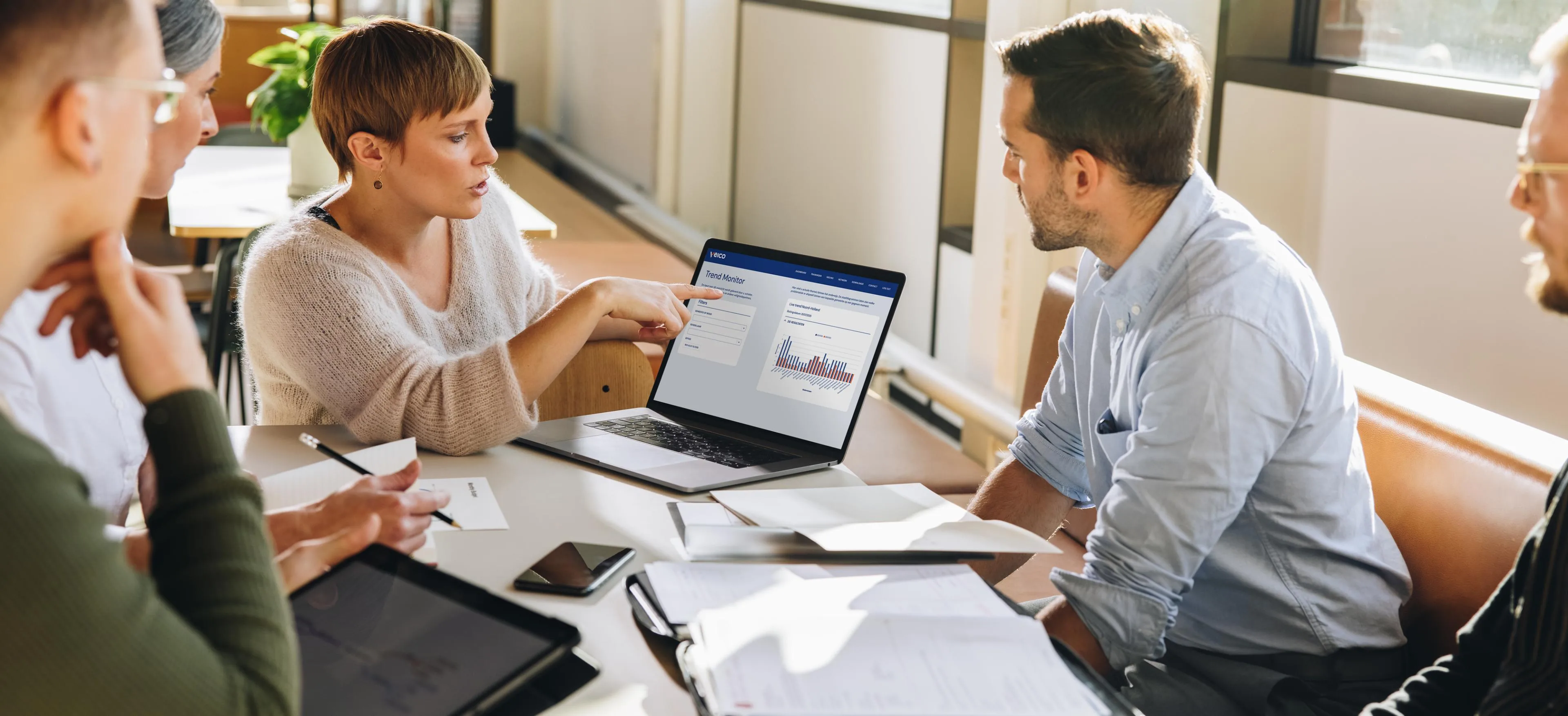 Veiligheidscoördinatoren met Veico Academy op laptop en tablet - Veico - Eén gezamenlijke aanpak voor schoolveiligheid